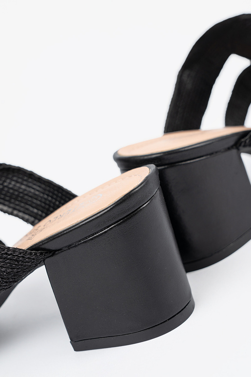 Schwarze geflochtene Sandalen auf... Schwarze geflochtene Sandalen auf...