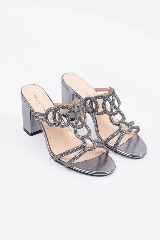 Silberne Schlapfen mit Absatz von... Silberne Schlapfen mit Absatz von...