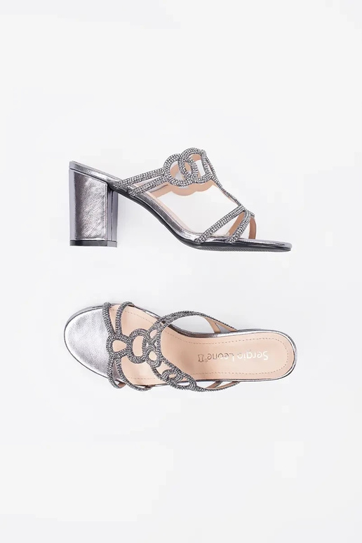 Silberne Schlapfen mit Absatz von... Silberne Schlapfen mit Absatz von...