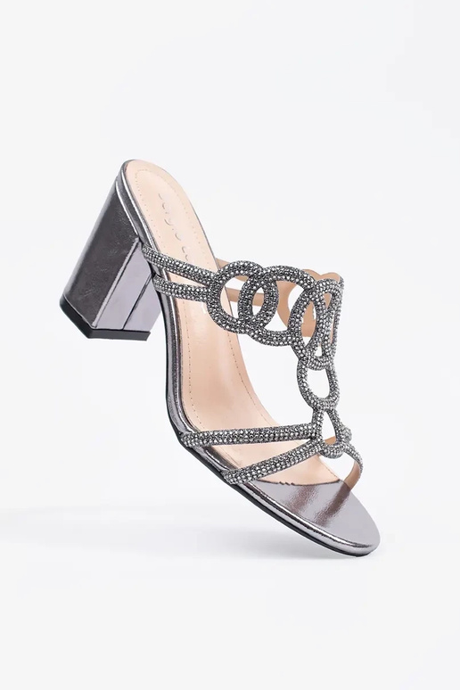 Silberne Schlapfen mit Absatz von... Silberne Schlapfen mit Absatz von...