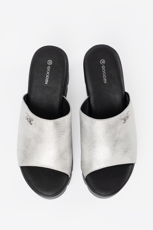 Pantoletten mit schwarzem Plateau in... Pantoletten mit schwarzem Plateau in...