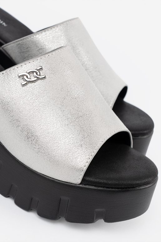 Pantoletten mit schwarzem Plateau in... Pantoletten mit schwarzem Plateau in...