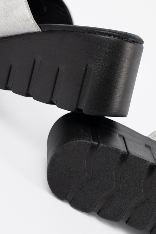 Pantoletten mit schwarzem Plateau in... Pantoletten mit schwarzem Plateau in...