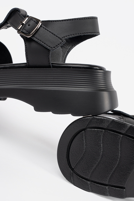 Schwarze Sandalen mit dicker Sohle Schwarze Sandalen mit dicker Sohle