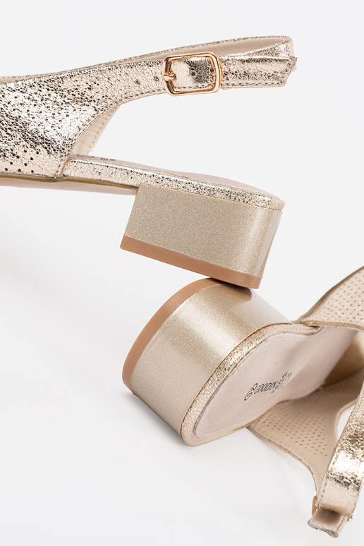 Goldfarbene durchbrochene... Goldfarbene durchbrochene...