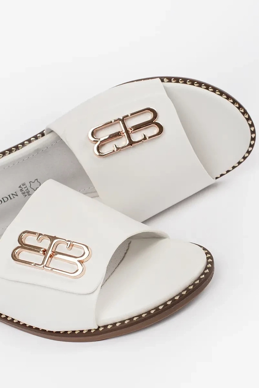 weiße Damenflipflops mit flachem Fußbett weiße Damenflipflops mit flachem Fußbett