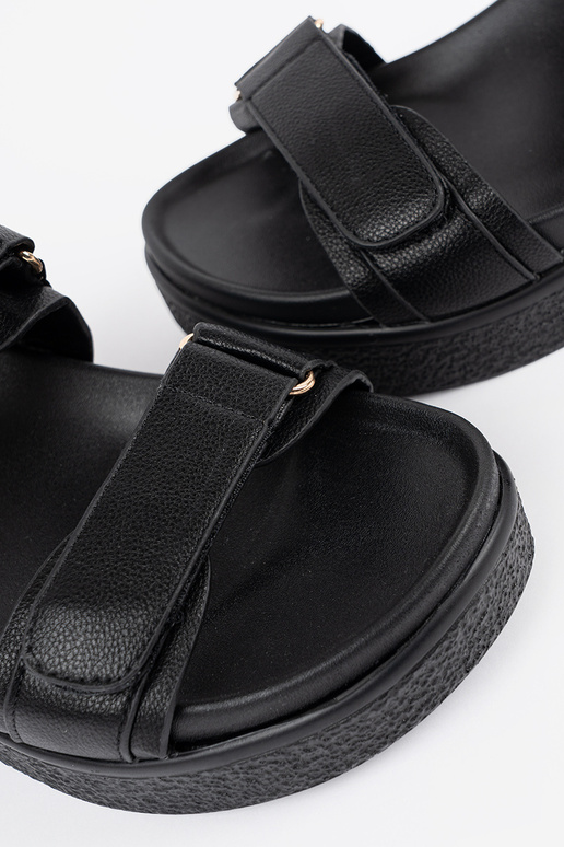 Schwarze elegante Sandalen mit Plattform Schwarze elegante Sandalen mit Plattform