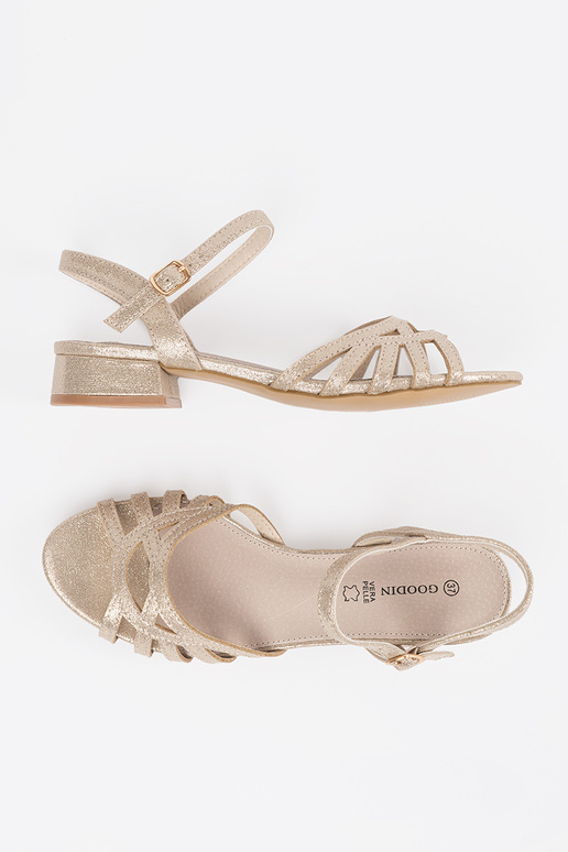 Sandalen in goldener Farbe