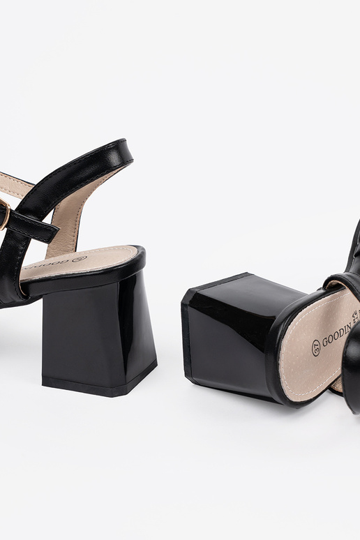 Schwarze Sandalen mit Absatz Schwarze Sandalen mit Absatz