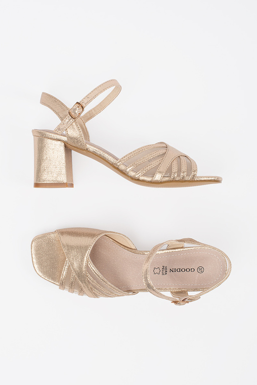 Goldfarbene glänzende Sandalen mit... Goldfarbene glänzende Sandalen mit...