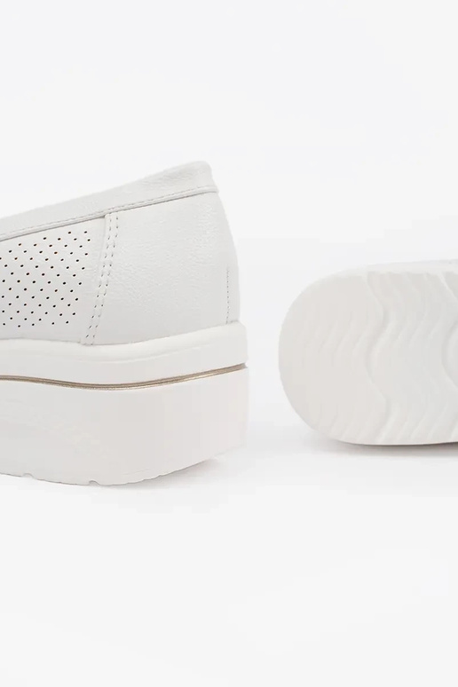 weiße Mokassins mit dicker Sohle