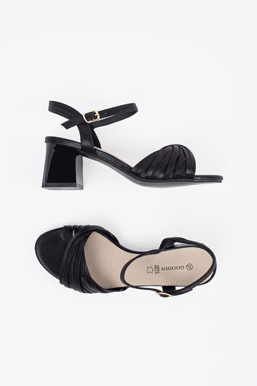 Elegante Sandalen in Schwarz auf...