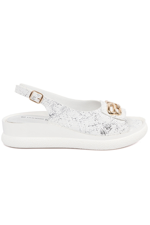 Weiße Sandalen mit Dekorationen Weiße Sandalen mit Dekorationen