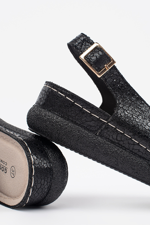 Sandfarbene durchbrochene Mokassins