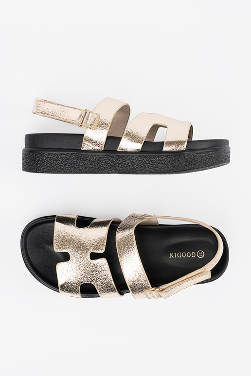 Klassische Sandalen mit Plattform in... Klassische Sandalen mit Plattform in...