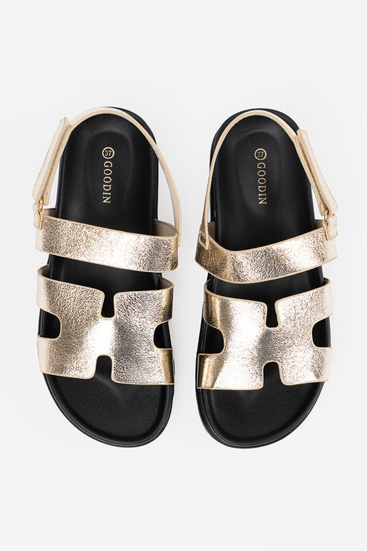 Klassische Sandalen mit Plattform in... Klassische Sandalen mit Plattform in...