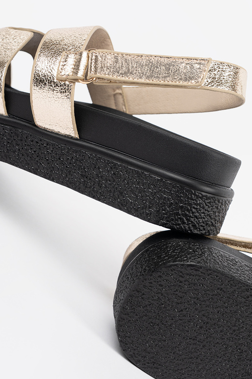 Klassische Sandalen mit Plattform in... Klassische Sandalen mit Plattform in...