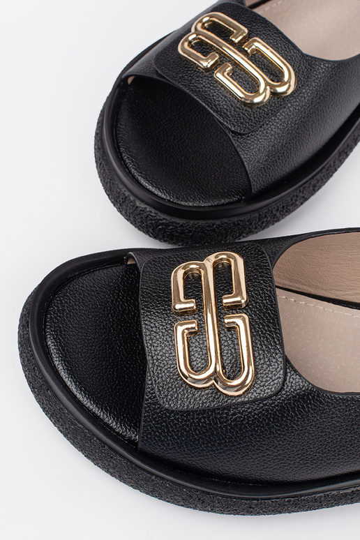 Flache schwarze Sandalen mit Dekoration