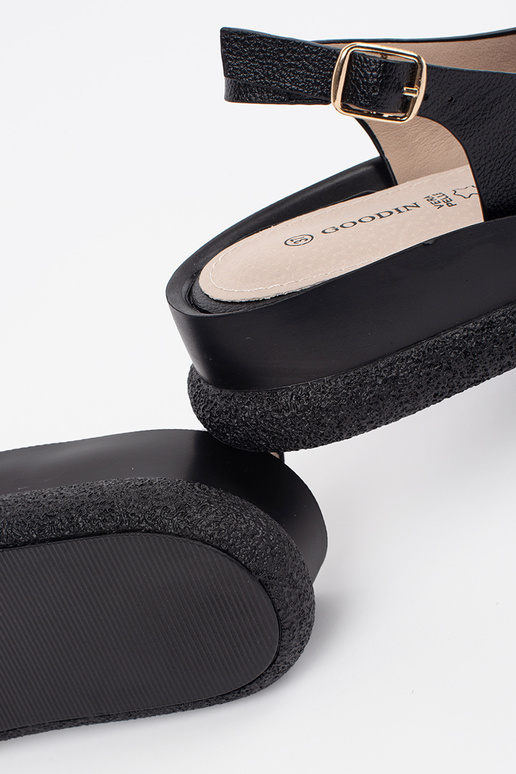 Flache schwarze Sandalen mit Dekoration