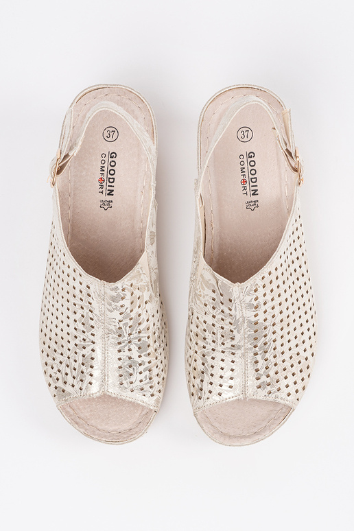 Sandalen in sandfarbener Farbe Sandalen in sandfarbener Farbe