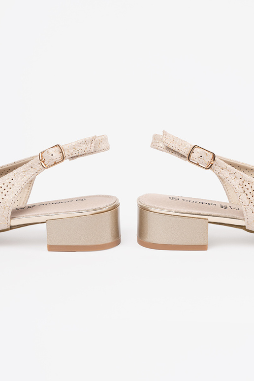 Elfenbeinfarbene Ajour-Sandalen mit... Elfenbeinfarbene Ajour-Sandalen mit...