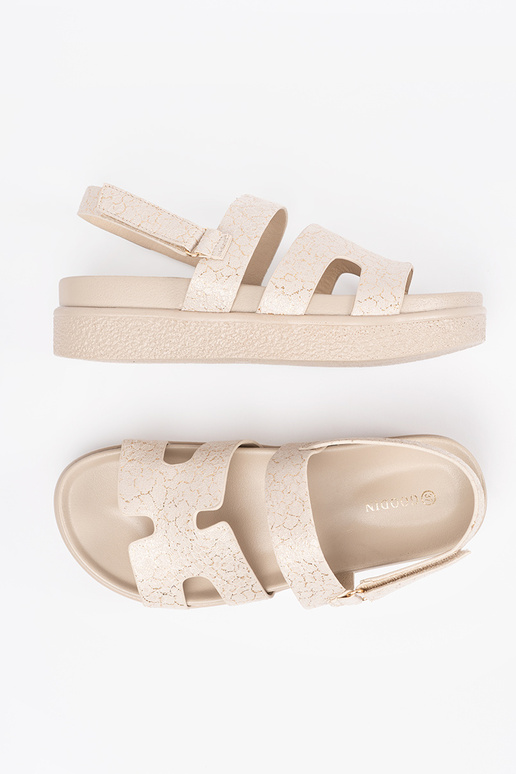 Klassische Sandalen mit Plattform in... Klassische Sandalen mit Plattform in...