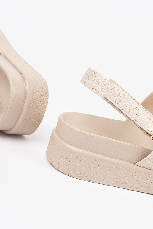 Klassische Sandalen mit Plattform in... Klassische Sandalen mit Plattform in...