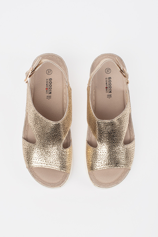 Goldene Sandalen auf hellem Absatz Goldene Sandalen auf hellem Absatz