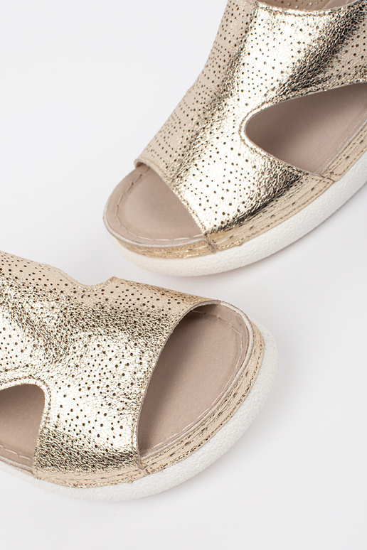 Goldene Sandalen auf hellem Absatz Goldene Sandalen auf hellem Absatz