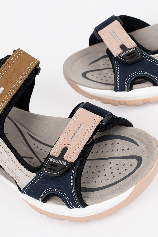 Sportliche Sandalen in verschiedenen...