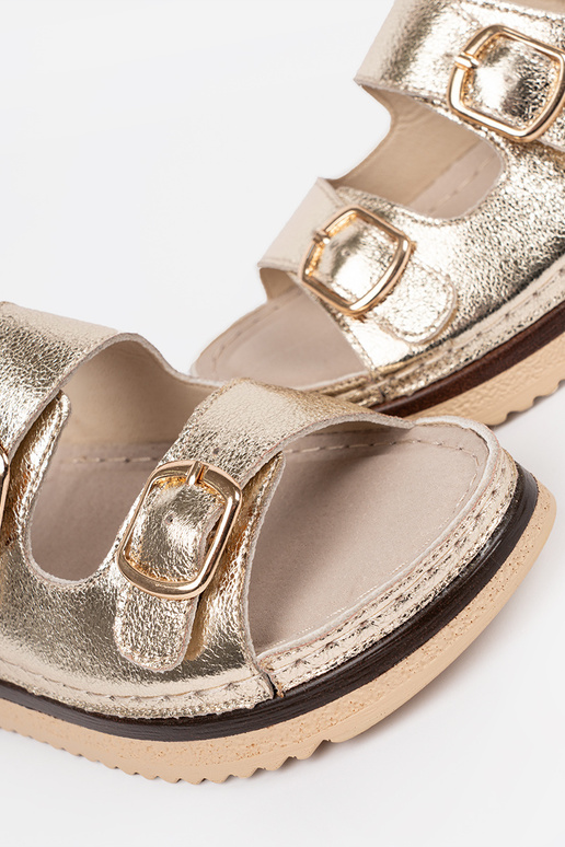 Goldene Sandalen mit goldenen Elementen