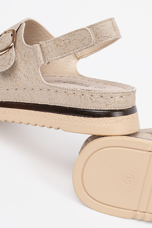 Sandfarbene Sandalen mit goldenen... Sandfarbene Sandalen mit goldenen...