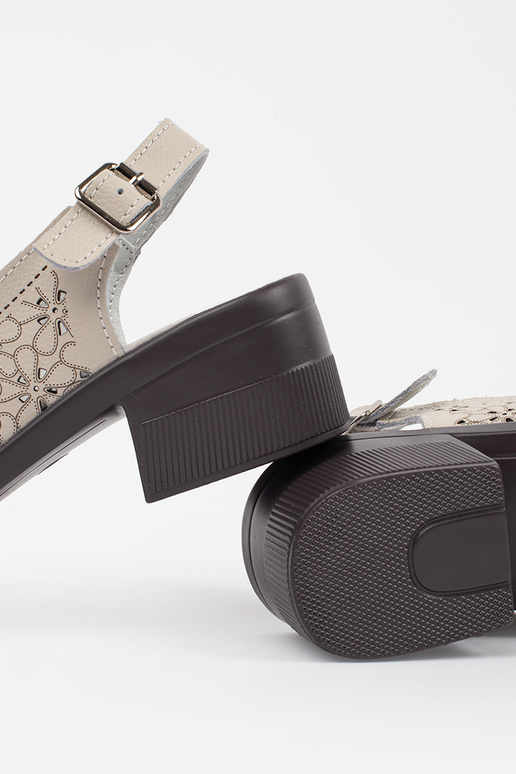 Beige Sandalen mit niedrigem Absatz