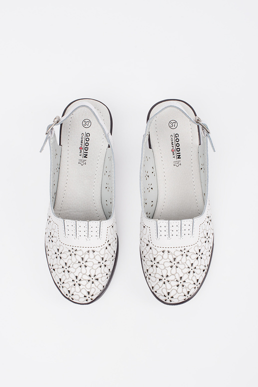 Beige Sandalen mit niedrigem Absatz... Beige Sandalen mit niedrigem Absatz...