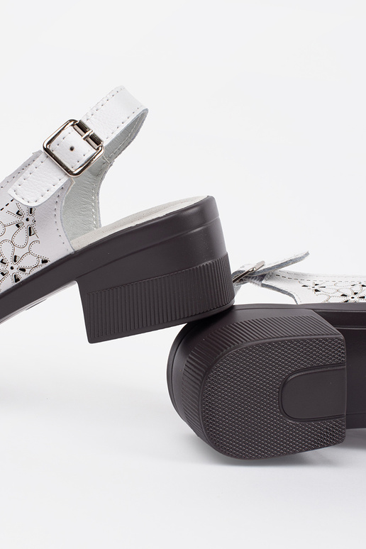 Beige Sandalen mit niedrigem Absatz... Beige Sandalen mit niedrigem Absatz...