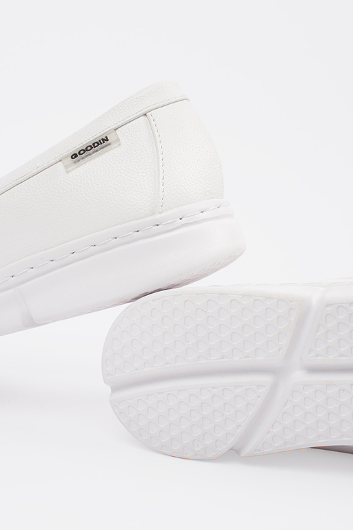 Elfenbeinfarbene durchbrochene Mokassins Elfenbeinfarbene durchbrochene Mokassins