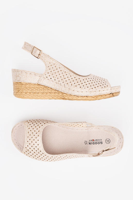 Durchbrochene Sandalen in... Durchbrochene Sandalen in...