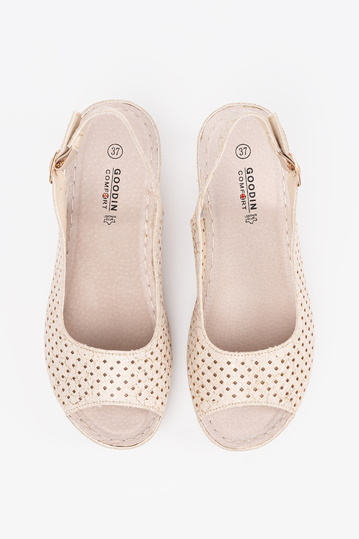 Durchbrochene Sandalen in... Durchbrochene Sandalen in...