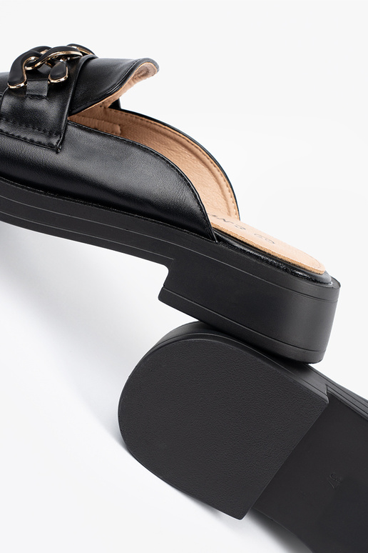 Schwarze Pantoletten aus Kunstleder...