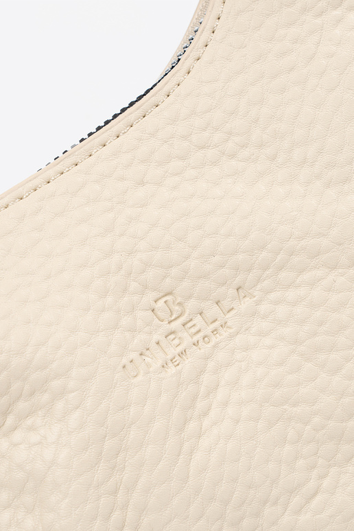 Blaue Handtasche mit dekorativem Schal