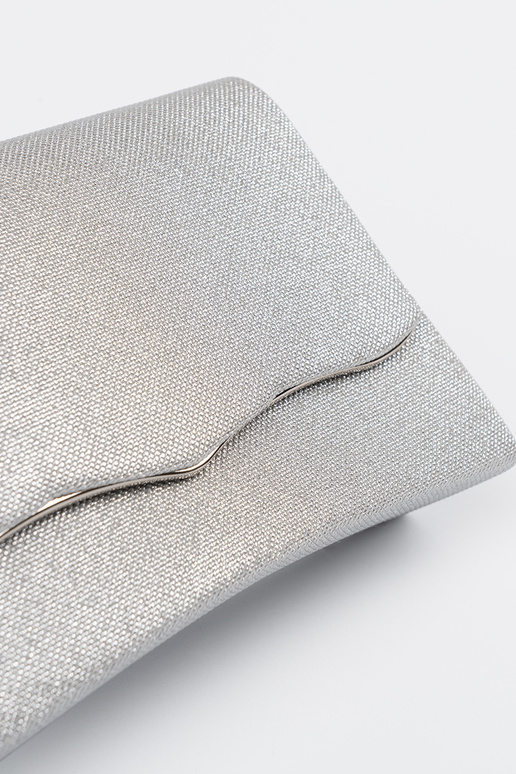 Silberfarbene Handtasche mit Kette