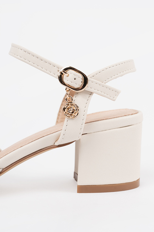 Damen weiße Sandalen auf mittelhohem... Damen weiße Sandalen auf mittelhohem...