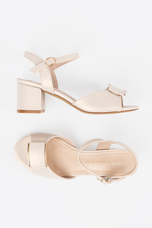 Braune Damen-Sandalen auf flachem... Braune Damen-Sandalen auf flachem...