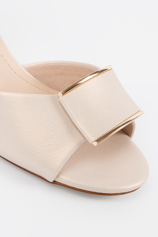 Braune Damen-Sandalen auf flachem... Braune Damen-Sandalen auf flachem...