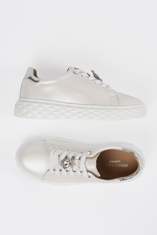 Weiße-silberne Leder-Sport-Schuhe von... Weiße-silberne Leder-Sport-Schuhe von...