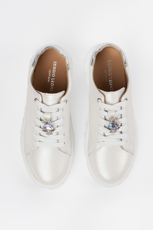 Weiße-silberne Leder-Sport-Schuhe von... Weiße-silberne Leder-Sport-Schuhe von...