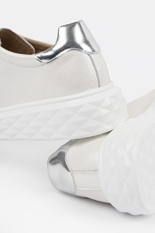 Weiße-silberne Leder-Sport-Schuhe von... Weiße-silberne Leder-Sport-Schuhe von...