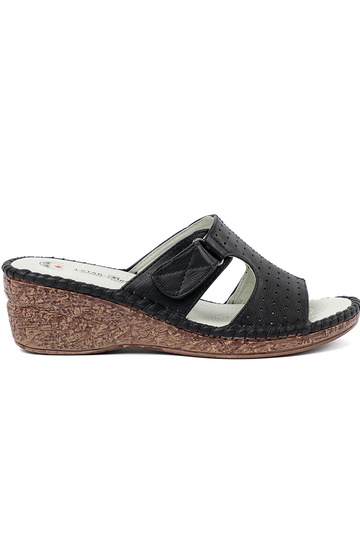 Pantoletten auf Plateau mit...