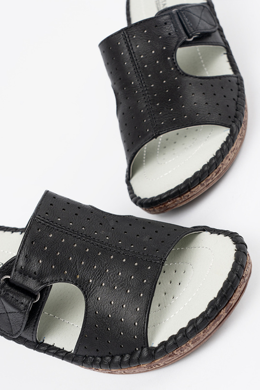 Pantoletten auf Plateau mit...