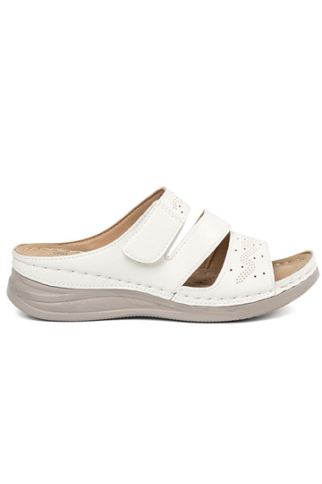 Schuhe auf niedriger...